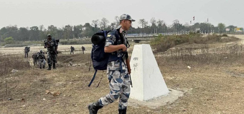 सशस्त्रको एक पल्टुनको एक फौज २४ सै घण्टा सीमा गस्तीमा