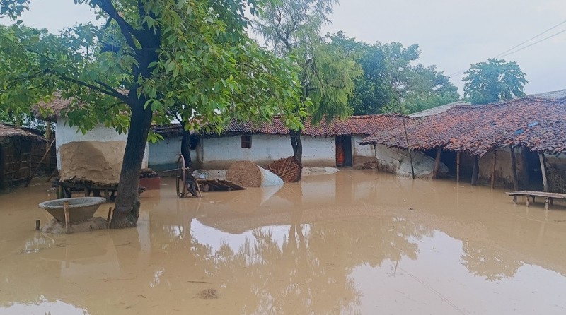 बाढीमा परी मृत्यु भएकाका परिवारलाई राहत रकम प्रदान