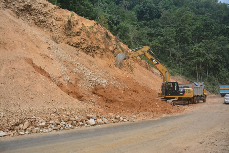 वर्षाले राजमार्ग विस्तार कार्य प्रभावित