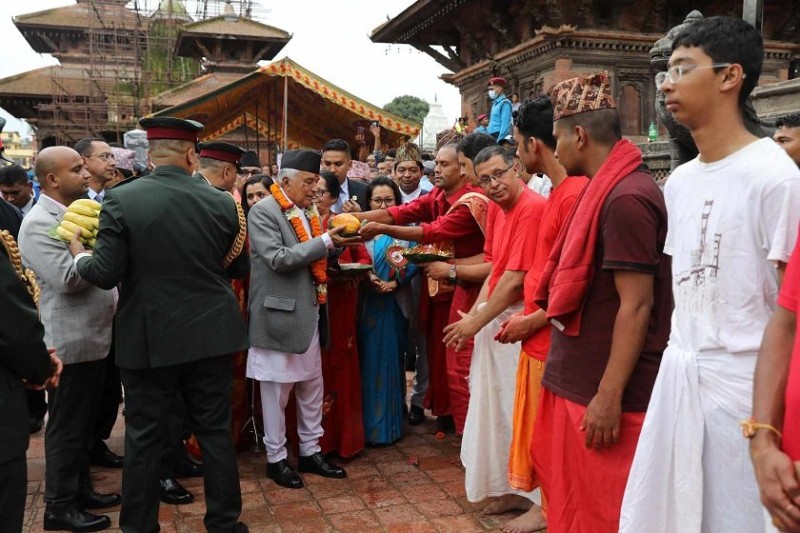 राष्ट्रपतिद्वारा पाटन कृष्णमन्दिरमा पूजाअर्चना