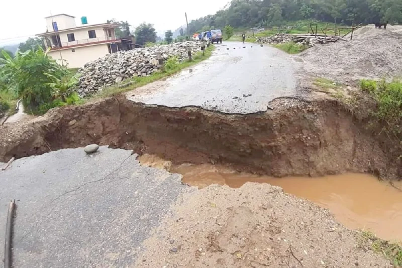 वर्षाबाट ३४ राजमार्गका ८०५ स्थानमा पहिरो,  अझै ३१ स्थानमा अवरोध