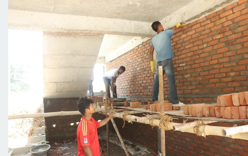 विश्व श्रमिक दिवस : कच्ची घरमा बसेर महल ठ्डयाउने ‘रुवि’