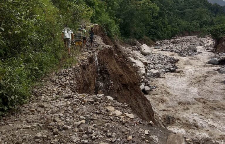 बाढीले सडक बगेपछि जोखिमपूर्ण यात्रा