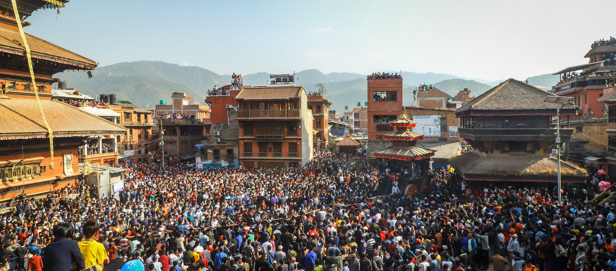 बिस्केटसहित भाँतिभाँतिका जात्रा हेर्न भक्तपुरमा हजारौँको भीड