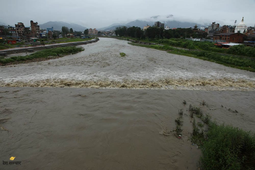 बागमती नदीको  बाढीले गर्दा ललितपुरको आधारभूत स्वास्थ्य केन्द्र डुबानमा