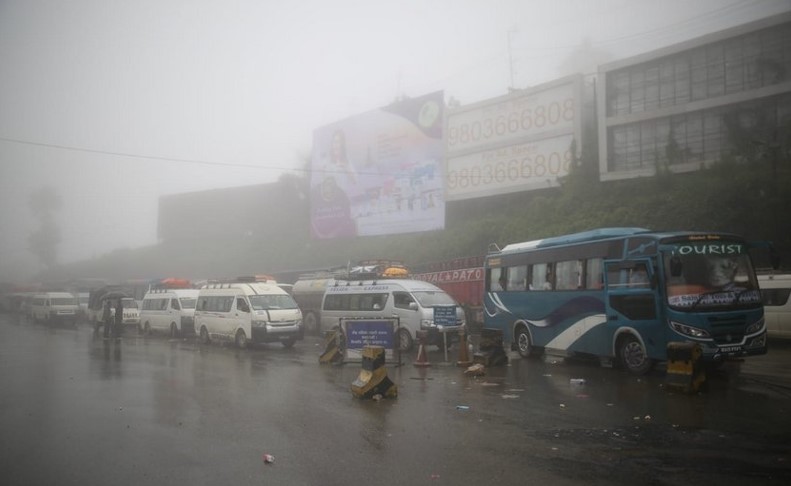 राजमार्ग अवरुद्ध भएपछि यात्रुहरूलाई सास्ती,