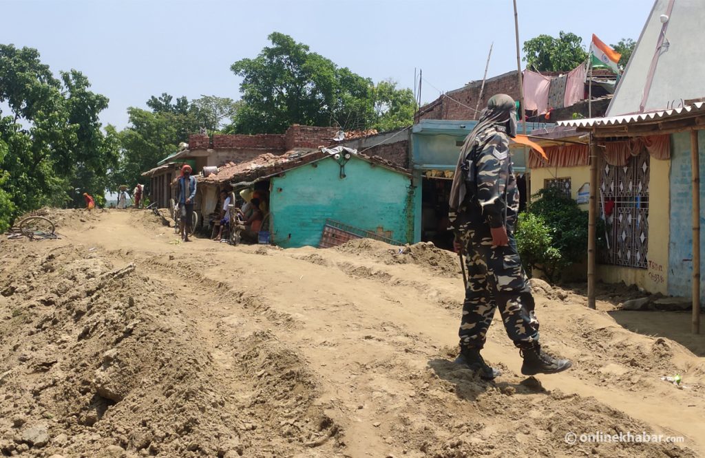 दशगजा क्षेत्रमा भारतीय नागरिकले बाटो खन्न थालेपछि स्थानीयद्वारा अवरोध