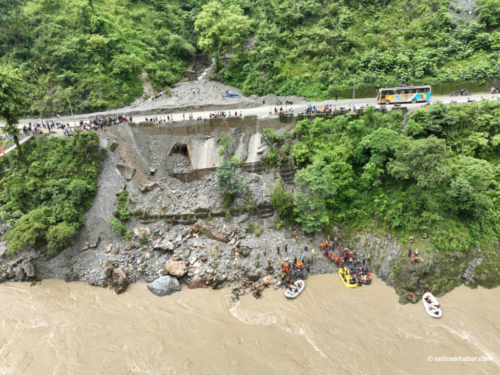 सिमलतालबाट ट्रक त्रिशूली नदी किनारमा खस्यो