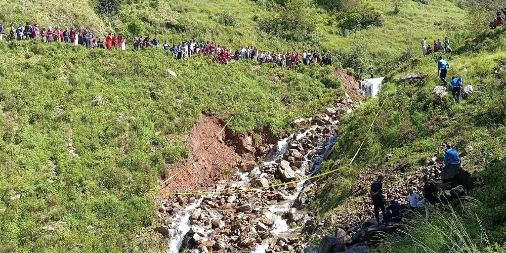 रुकुम पश्चिममा खोलाले मोटरसाइकल बगाउँदा दुई जनाको मृत्यु