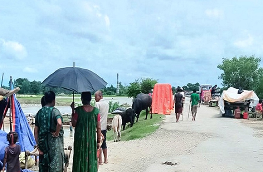 बेलौरीका बाढी प्रभावित परिवार घर फर्कँदै