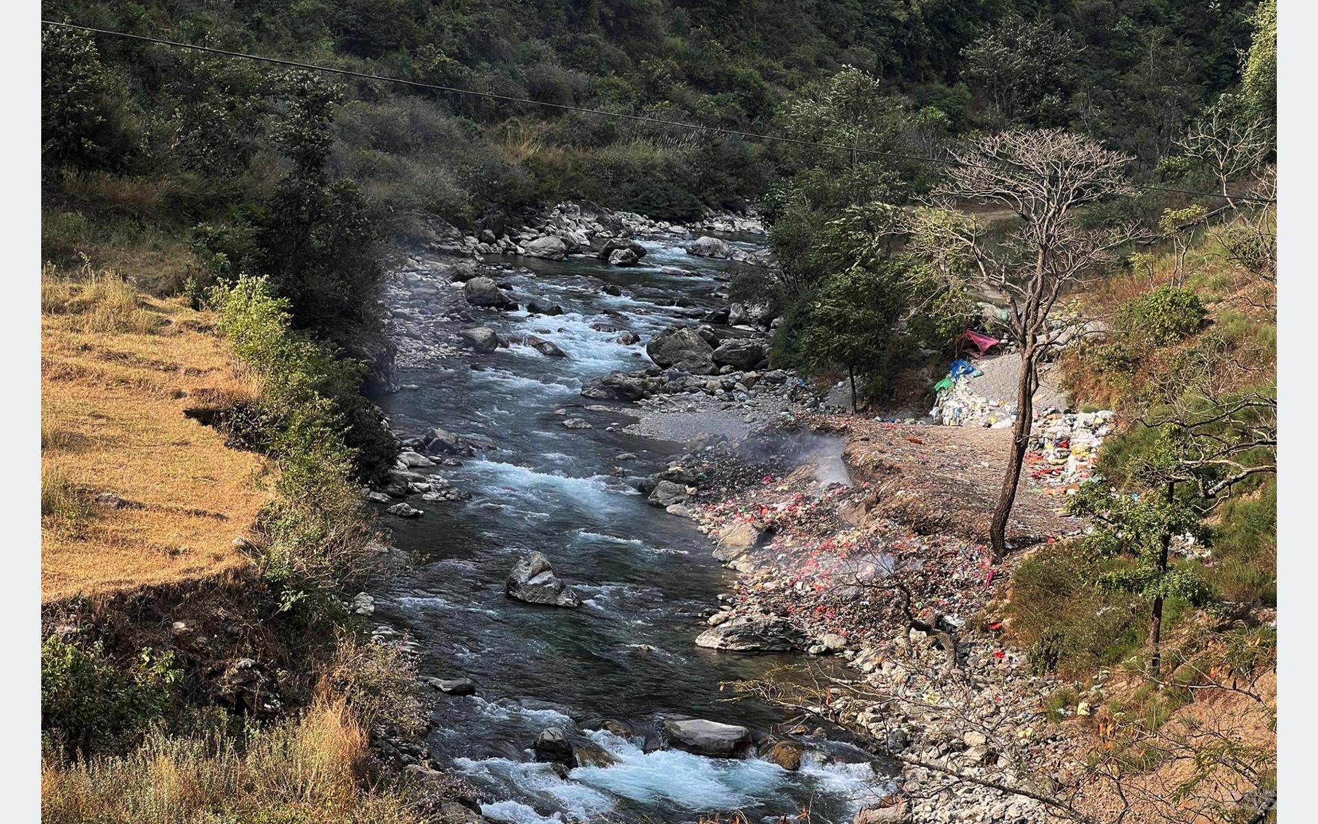 जथाभावी फोहर फाल्दा तमानखोला र बडिगाडखोला दुर्गन्धित