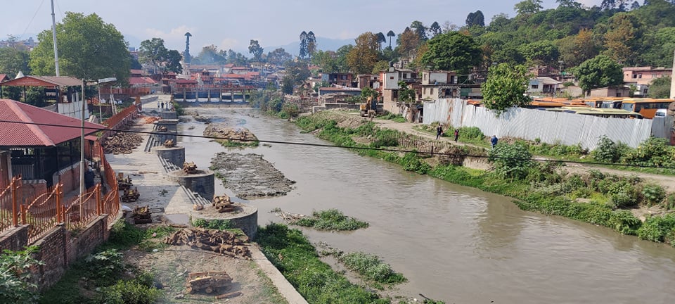 गर्मीमा झन् दुर्गन्धित बन्दै बागमती