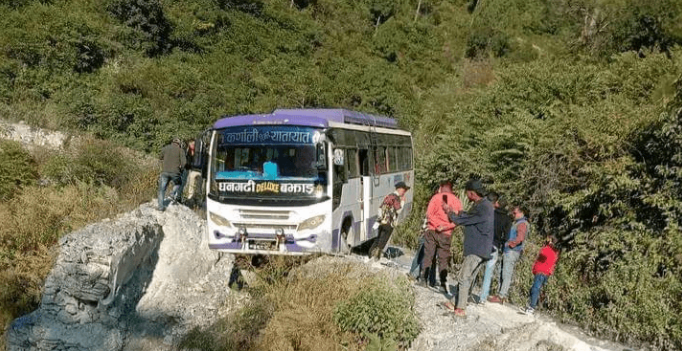 ठुलो दुर्घटनाबाट जोगियो यात्रुवाहक बस