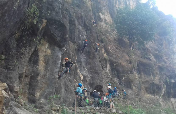 बन्दीपुरको चुनपहरामा चट्टान आरोहण