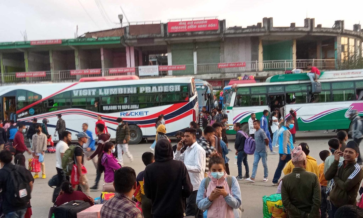 दशैँका यात्रु बोक्ने चालकले लापसे गरेर गाडी चलाएको भेटियो