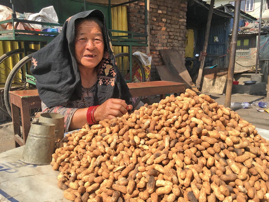 पाटनढोकाको चौतारामा बदाम बेचिरहेकी बज्यै