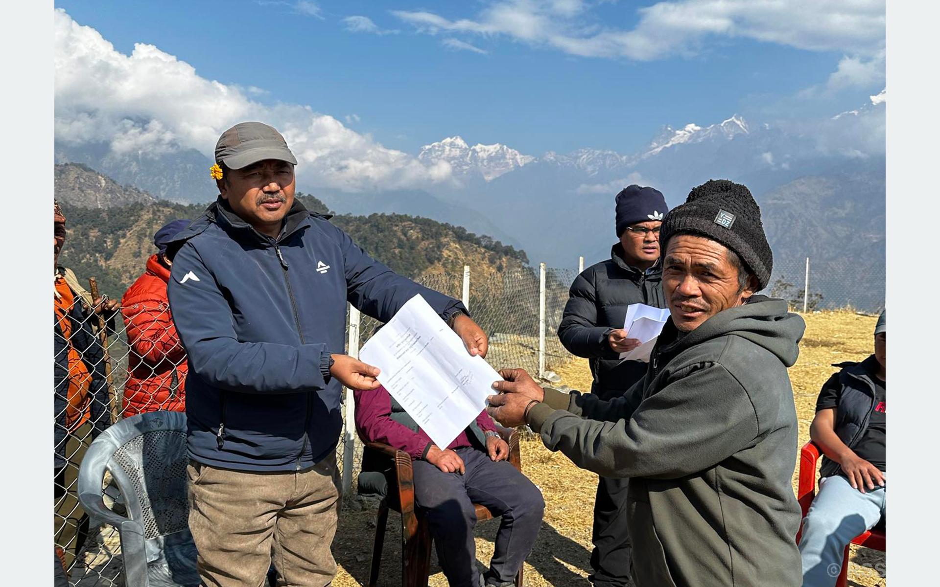 धार्चेमा अव्यवस्थित बसोबासीलाई निस्सा वितरण