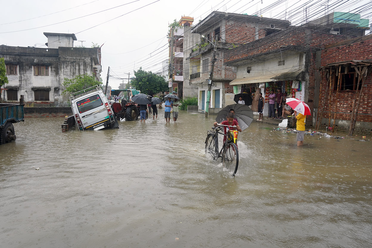 बाढीका कारण जलमग्न भएपछि जनजीवन प्रभावित