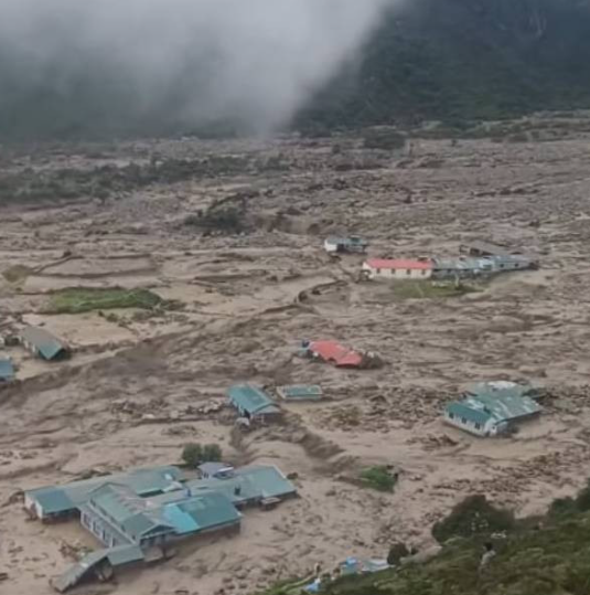 बाढी प्रभावित थामे गाउँमा राहत वितरण हुँदै, प्राविधिकको टोली पनि जाँदै