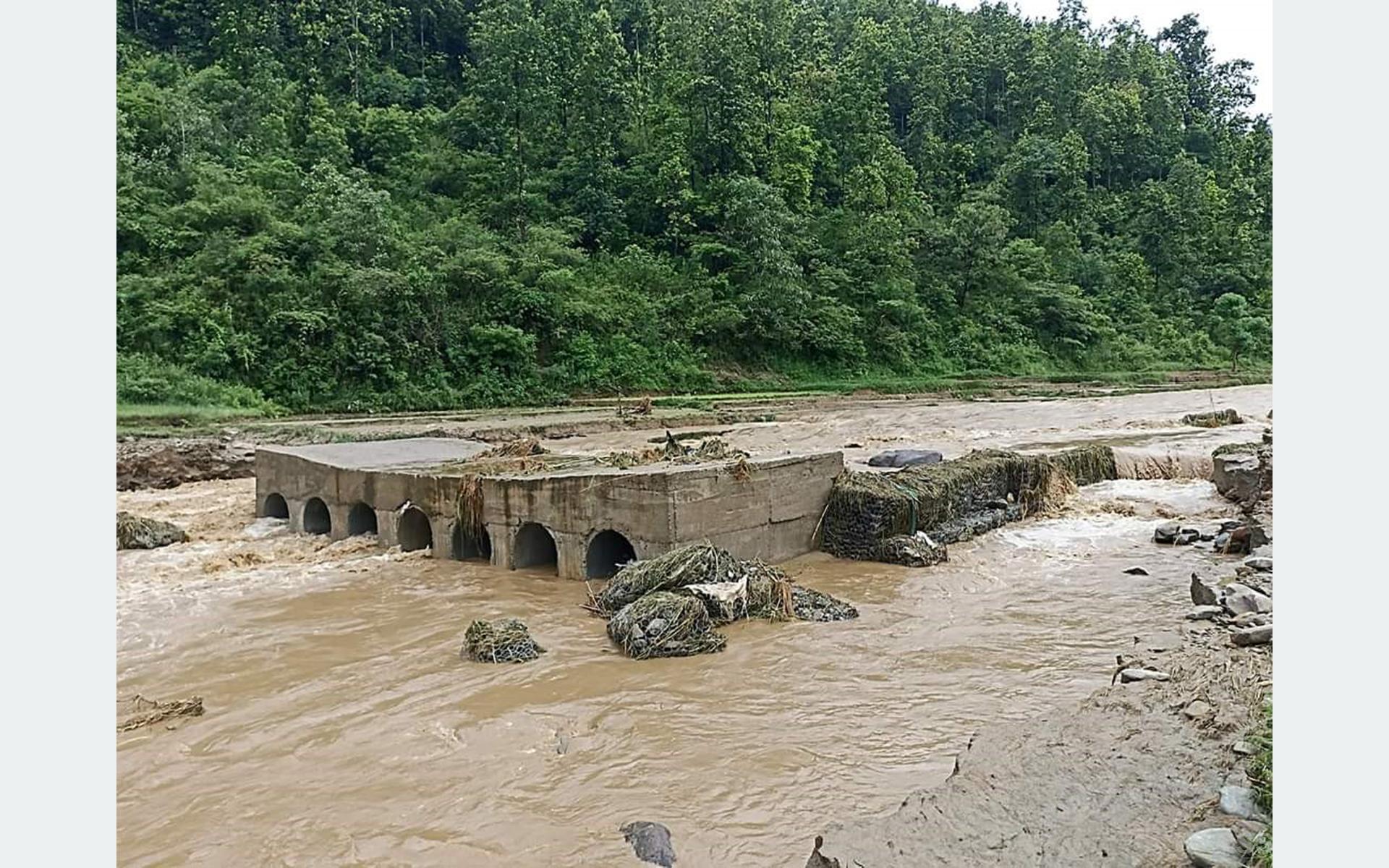 ज्यादुल खोलाको डाइभर्सन पुलमा बाढीले क्षति, गोरखाको बेनिघाट–आरुघाट सडखण्ड  सातादेखि अवरुद्ध