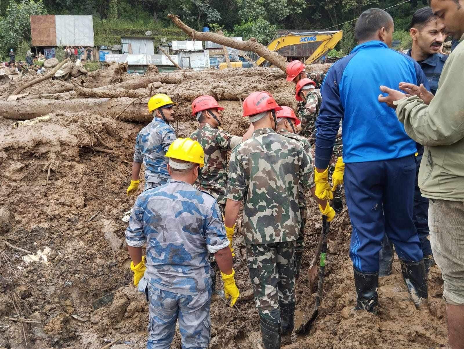 खोटाङमा पहिरोले ३३ घर पुरिए