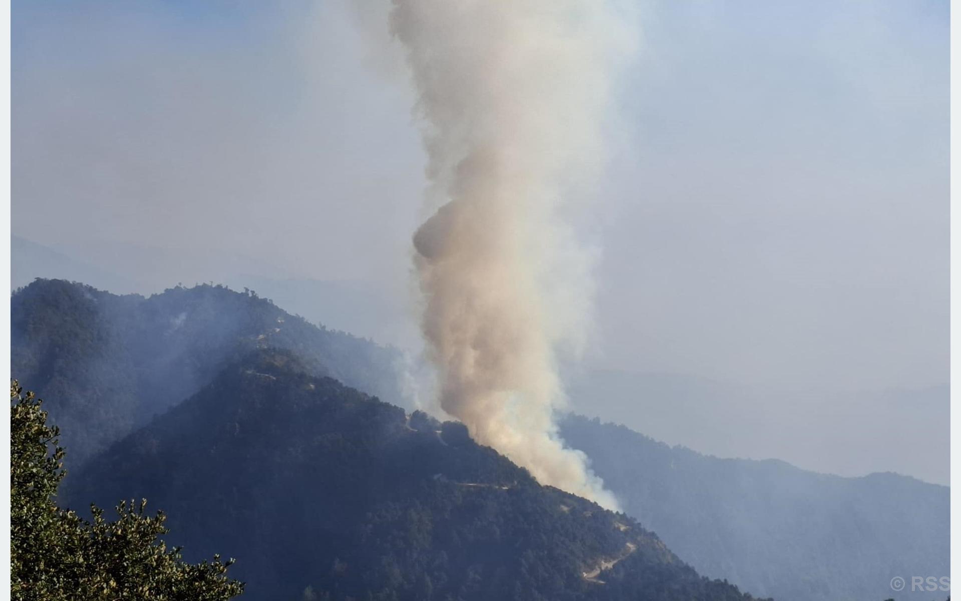 काभ्रेको महाभारत जङ्गलमा लागेको आगलागी अझै नियन्त्रणमा आएन