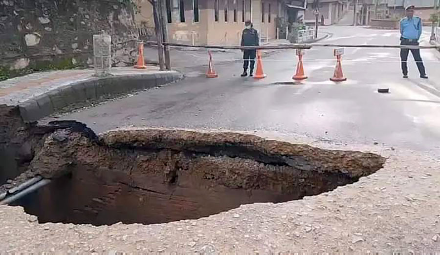 महानगरपालिकाको नजिक सडक भासिँदा रातिदेखि आवागमन प्रभावित