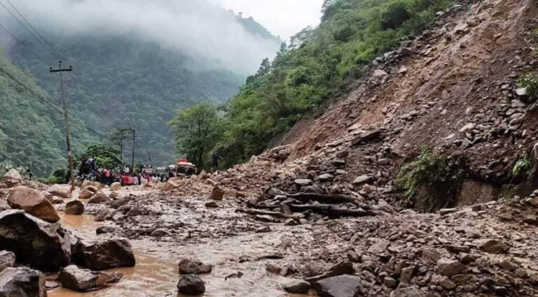 डुम्रे–बेँसीसहर–चामे सडक अवरुद्ध,  खरखरे  भिरमा ठूला–ढुङ्गासहितको पहिरो