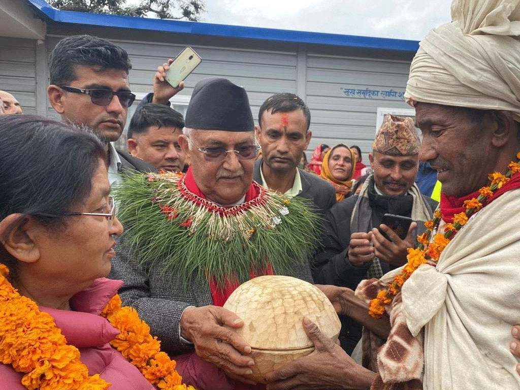 एमाले अध्यक्ष ओलीलाई राउटे मुखिया शाहीद्वारा कोसी उपहार