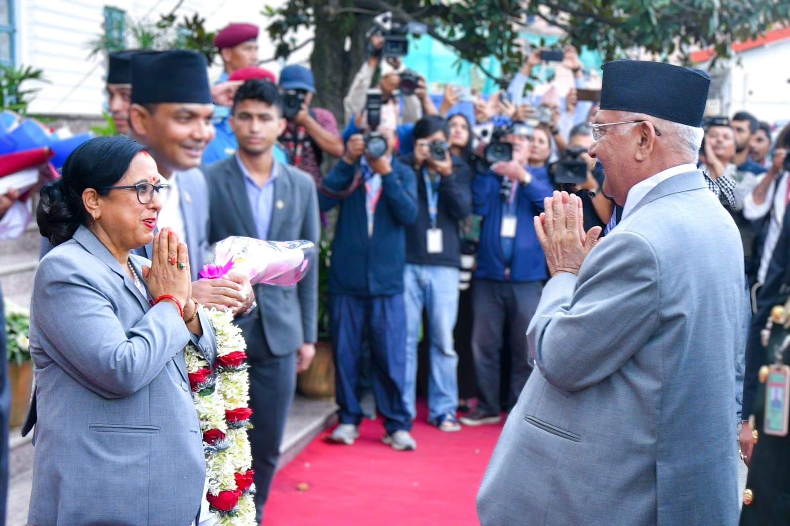 पहिलो महिला मुख्यसचिवलाई प्रधानमन्त्री ओलीको बधाई