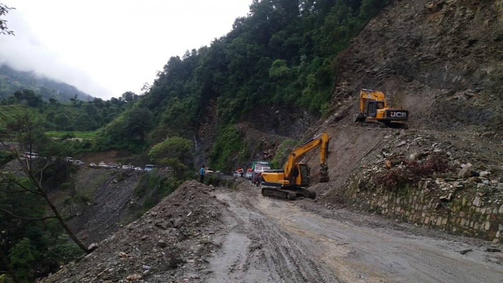 दुई दिनदेखि अवरुद्ध मध्यपहाडी लोकमार्ग एकतर्फी खुल्यो, कोरिडोर भने अझै ठप्प