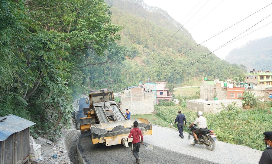 म्याग्दीका ग्रामीण सडक धमाधम कालोपत्र हुँदै