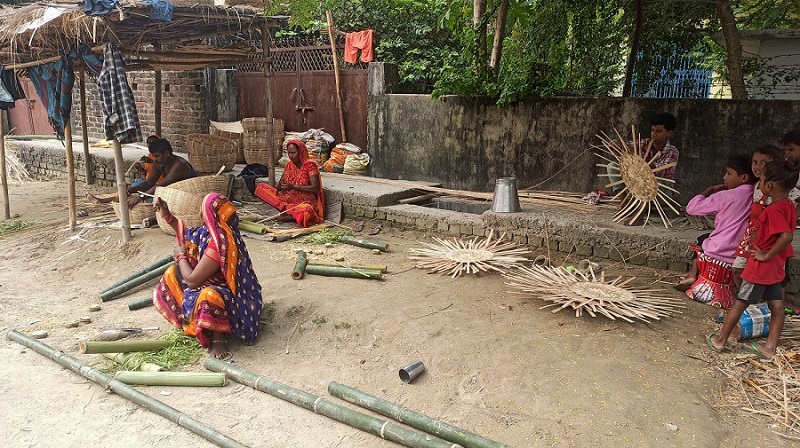 मरिक समुदाय छठका लागि बाँसका सामग्री बनाउन व्यस्त