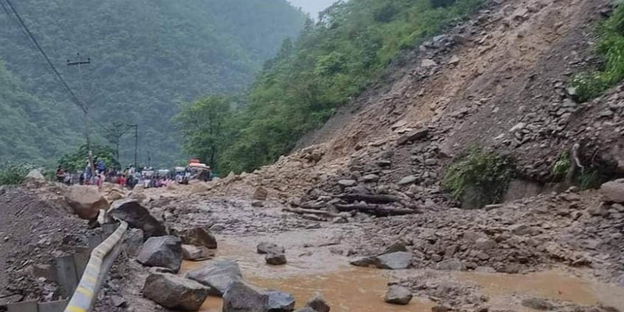 यात्रुवहाक बसमाथि पहिरोसहितको ढुङ्गा खस्दा दुई जना घाइते