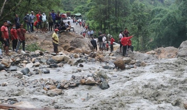 मध्यपहाडी लोकमार्ग पूर्ण रुपमा अवरुद्ध