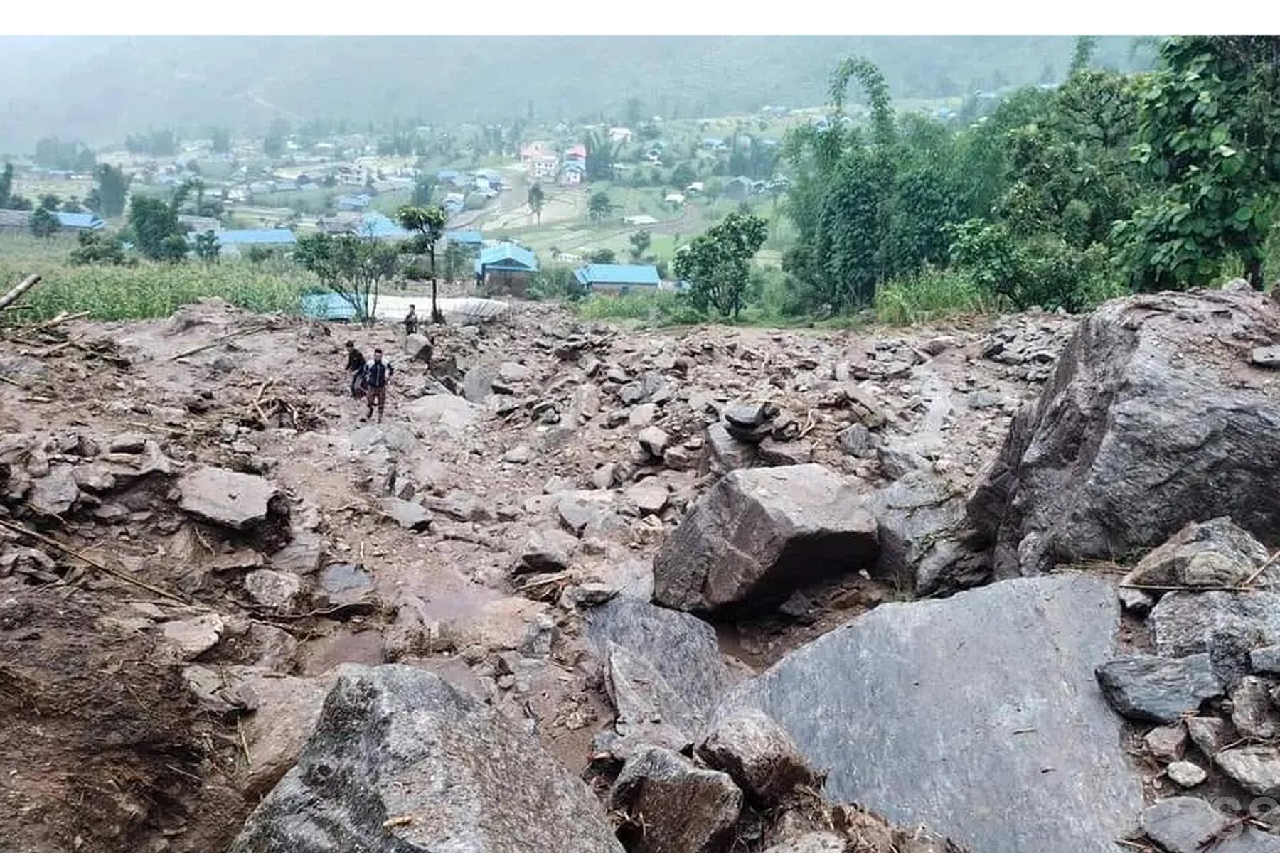 दोलखामा पहिरोले बगायो ९ घर, ४ जना बेपत्ता