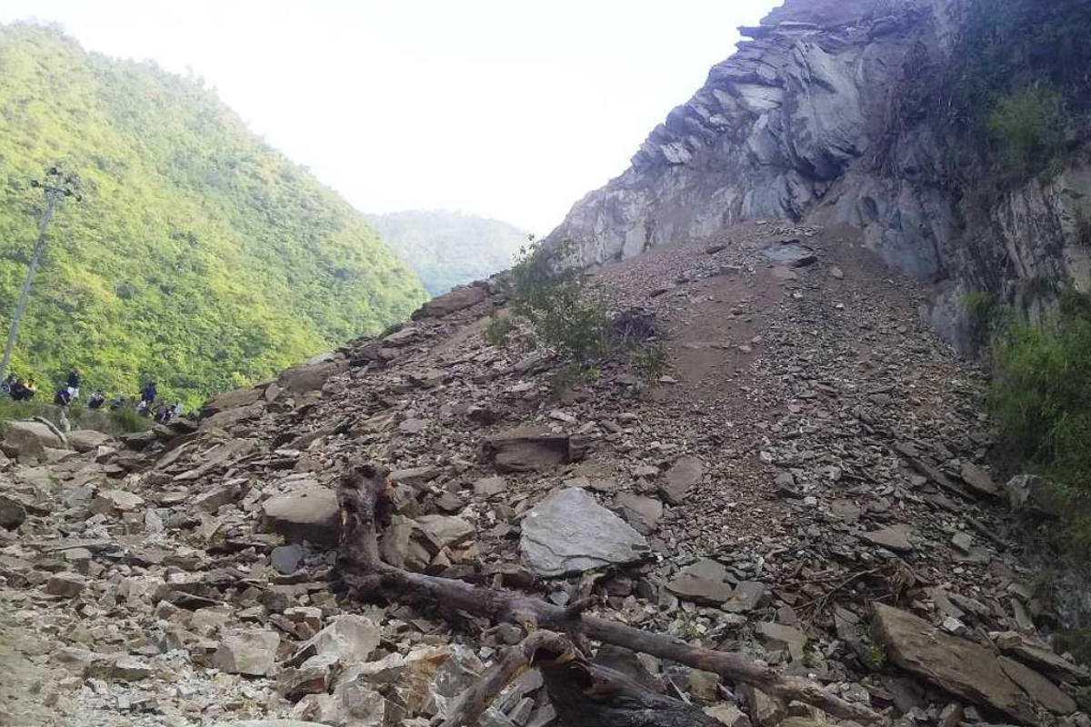 मादीमा पहिराेले दुई परिवार विस्थापित