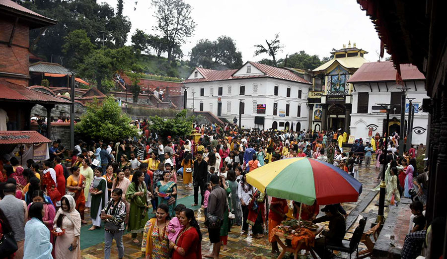 साउन महिनाको अन्तिम सोमबार, पशुपतिसहित देशभरका शिवालयहरुमा भक्तजनको घुइँचो