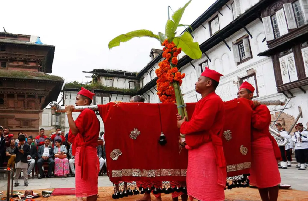 गोरखा दरबारको दशैँघरमा फूलपाती भित्र्याइयो