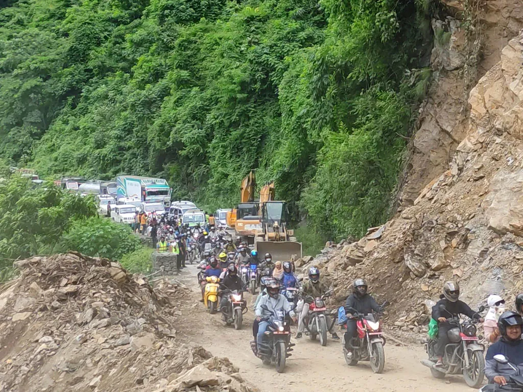 अवरुद्ध बनेको पृथ्वी राजमार्ग नियमित सञ्चालनमा आएको छ