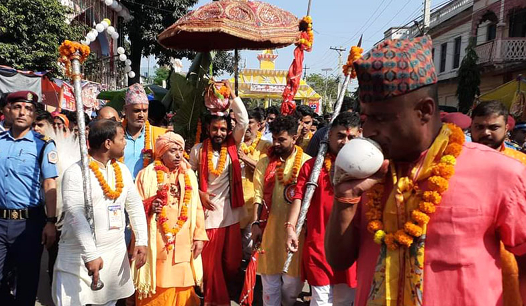 जनकपुरको राजदेवी शक्तिपीठमा बाजागाजासहित भित्र्याइयो फूलपाती