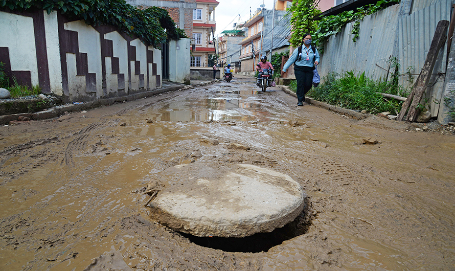 गोकर्णेश्वर नगरपालिकाको भित्री सडक हिँड्न नसक्ने अवस्थामा