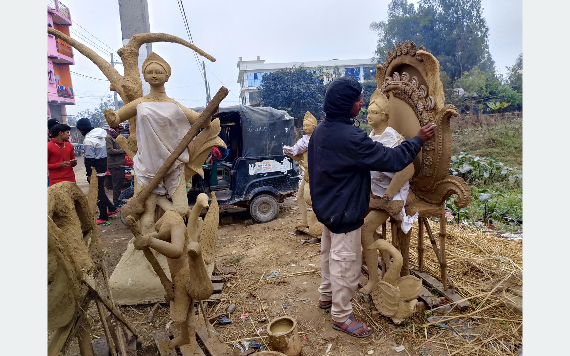 सरस्वती पूजाका लागि धमाधम मूर्ति बनाउँदै