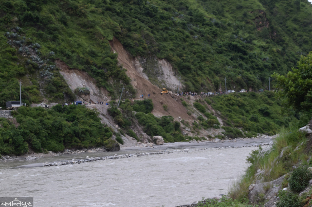 तीन दिनदेखि जयपृथ्वी राजमार्ग अवरुद्ध, यात्रु अलपत्र