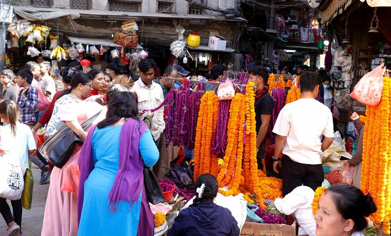 तिहारको किनमेलका कारण काठमाण्डौ उपत्यकाका बजारमा उपभोक्ताको भीड