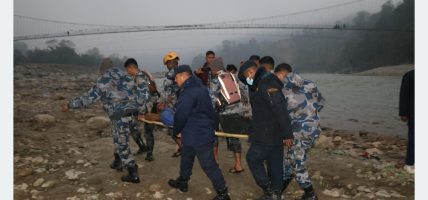 बसभित्र च्यापिएका घाइतेको पाँच घण्टापछि जीवितै उद्धार
