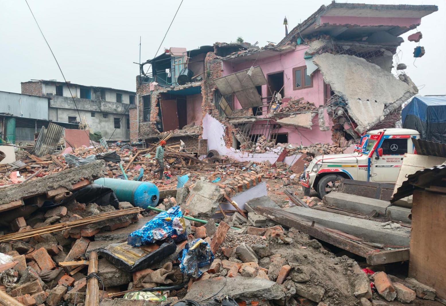 गैरीगाउँ क्षेत्रमा अतिक्रमण गरी निर्माण गरिएका सबै ठूला घर भत्काइयो