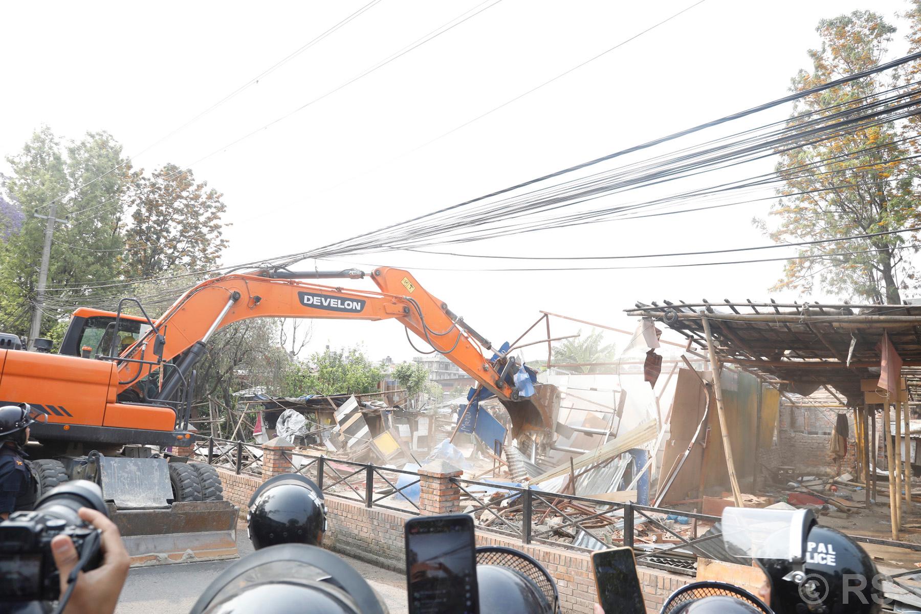 थापाथलीस्थित बागमती किनारको अव्यवस्थित बस्ती खाली