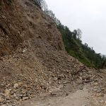 वर्षाका कारण मध्यपहाडी लोकमार्ग अवरुद्ध