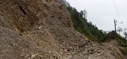 वर्षाका कारण मध्यपहाडी लोकमार्ग अवरुद्ध